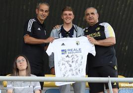 El Burgos CF entregó a Remco Evenepoel una camiseta firmada por la plantilla