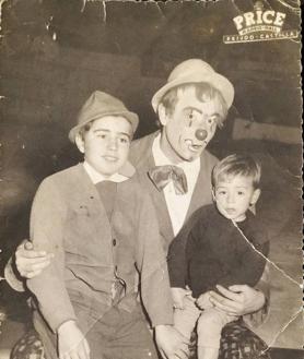 Imagen secundaria 2 - Su abuelo era dramaturgo y actor de teatro. Y la parte familiar de su abuela se dedicaba al circo. Y se se juntaron y crearon un tándem muy original.