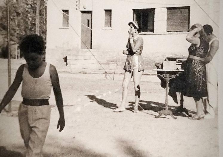 Imagen principal - Su abuelo era dramaturgo y actor de teatro. Y la parte familiar de su abuela se dedicaba al circo. Y se se juntaron y crearon un tándem muy original.