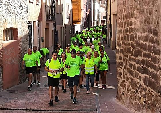 Los participantes recorren Belorado en la II Marcha contra el Cáncer celebrada en la localidad