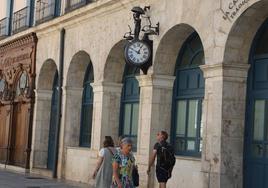 Reloj «El Morito» en la fachada del Teatro Principal