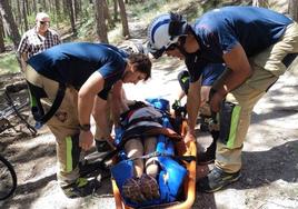 Efectivos de Bomberos de Burgos inmovilizan para su traslado al ciclista accidentado en el Cerro de San Miguel