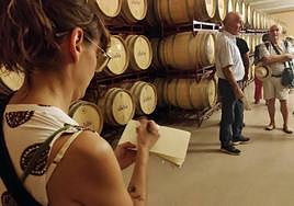 Una dibujante, en una edición anterior de 'Dibujando x Mambrilla'.