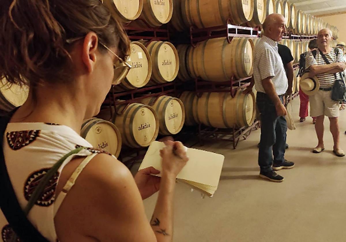 Una dibujante, en una edición anterior de 'Dibujando x Mambrilla'.