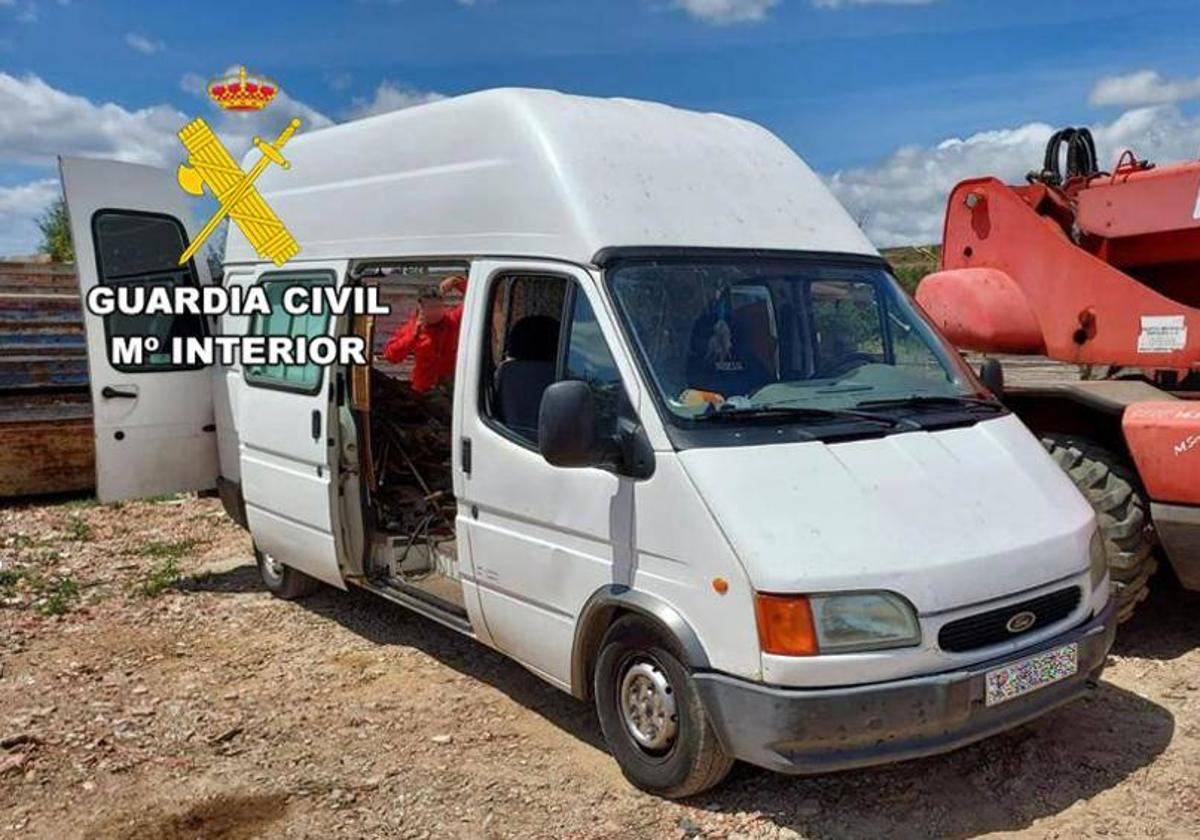 Furgoneta interceptada por la Guardia Civil en la que transportaban el material robado.