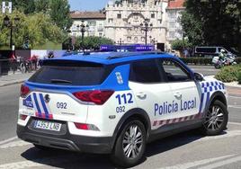 Vehículo de la Policía Local de Burgos en el centro de la capital.