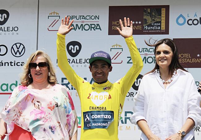 Sergio Chumil sube al podio en Zamora como ganador de la clasificación general.