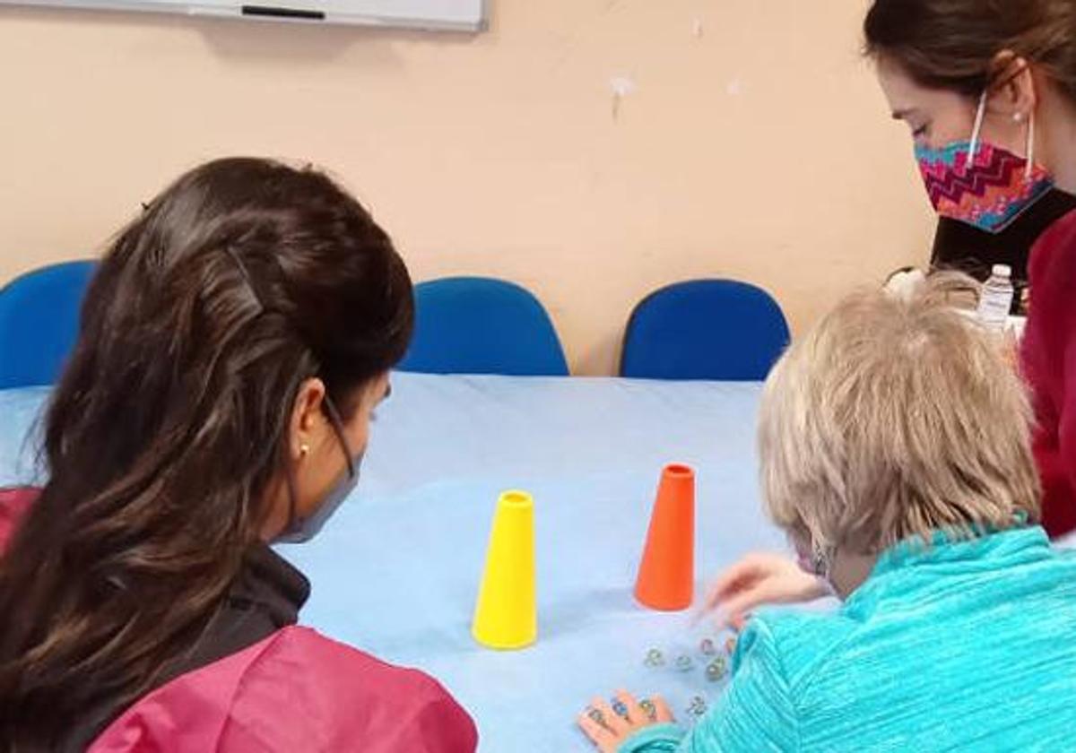 Imagen de una alumna de la UBU realiza prácticas de terapia.