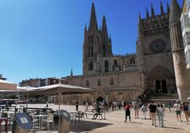 El calor azota en la plaza de la Catedral de Burgos.