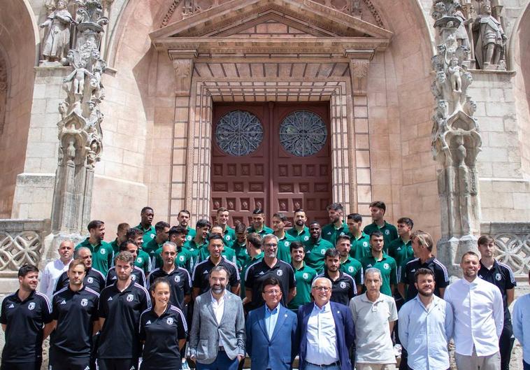 Burgos CF al completo para la ofrenda a Santa María