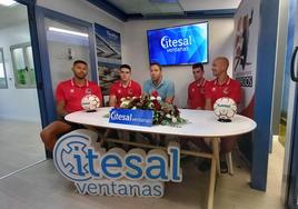 Los cuatro jugadores durante su presentación.