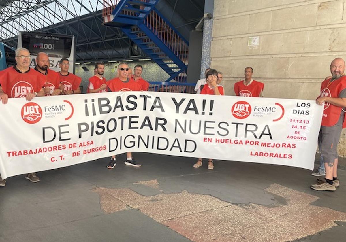 Los piquetes dejaban paso alternativo a los autobuses que entraban en la Estación de la calle Miranda.