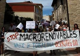 Manifestantes contra las macroplantas en Valle de Tobalina.