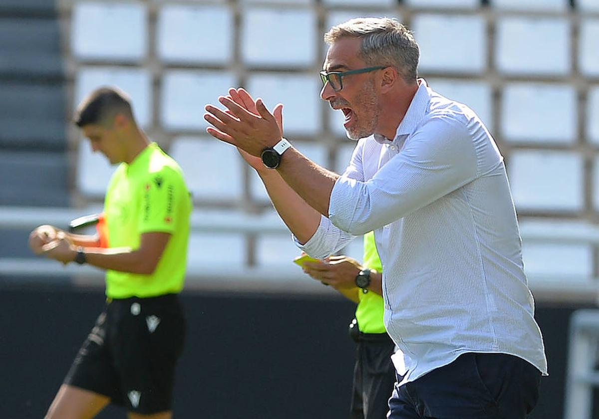 Bolo arenga a sus jugadores en su primer partido oficial como entrenador del Burgos CF en el banquillo de El Plantío