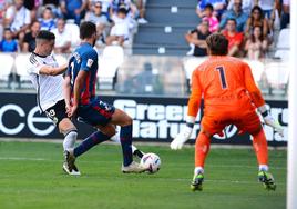 Imágenes del empate de este domingo del Burgos CF ante la SD Huesca en su estreno liguero en El Plantío