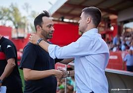 Lisci estrecha la mano al técnico alfarero, Fran Fernández