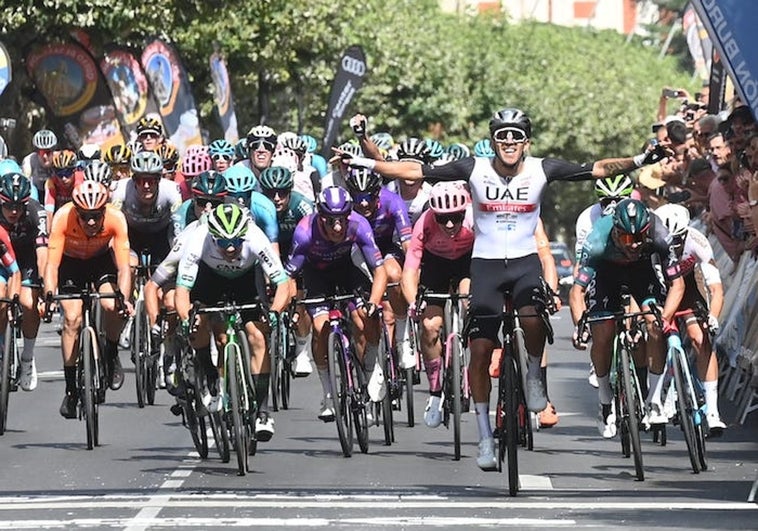 Molano esprintó con fuerza para ganar la primera etapa de la Vuelta.