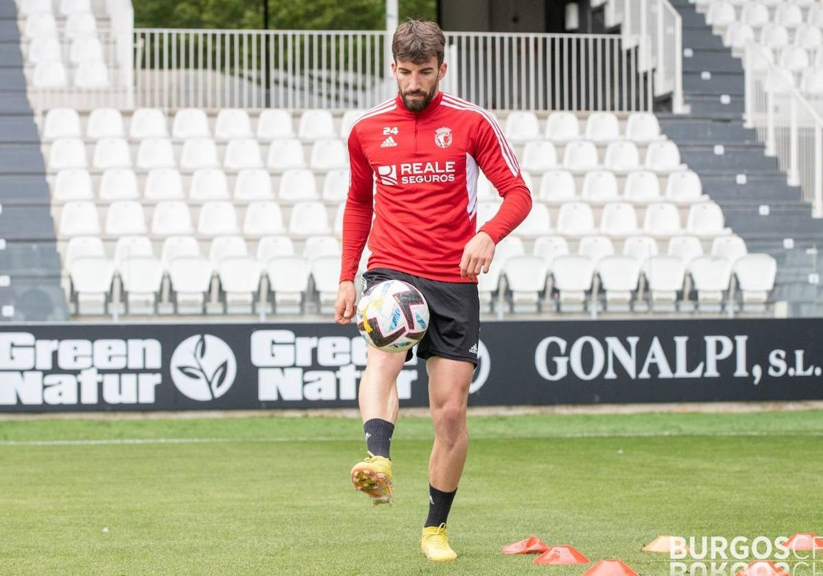 Javi Pérez durante un entrenamiento del Burgos CF.