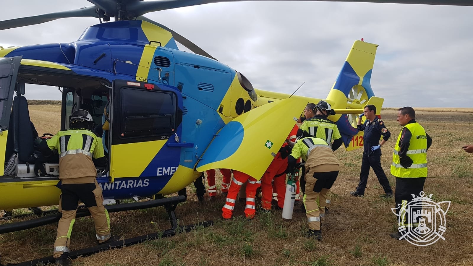 Los bomberos colaboran con los medios de Sacyl para trasladar a un herido en helicóptero.