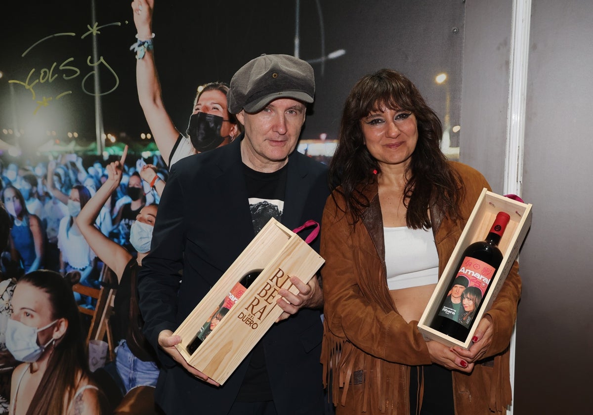 El dúo Amaral posando con sus botellas personalizadas de Ribera del Duero