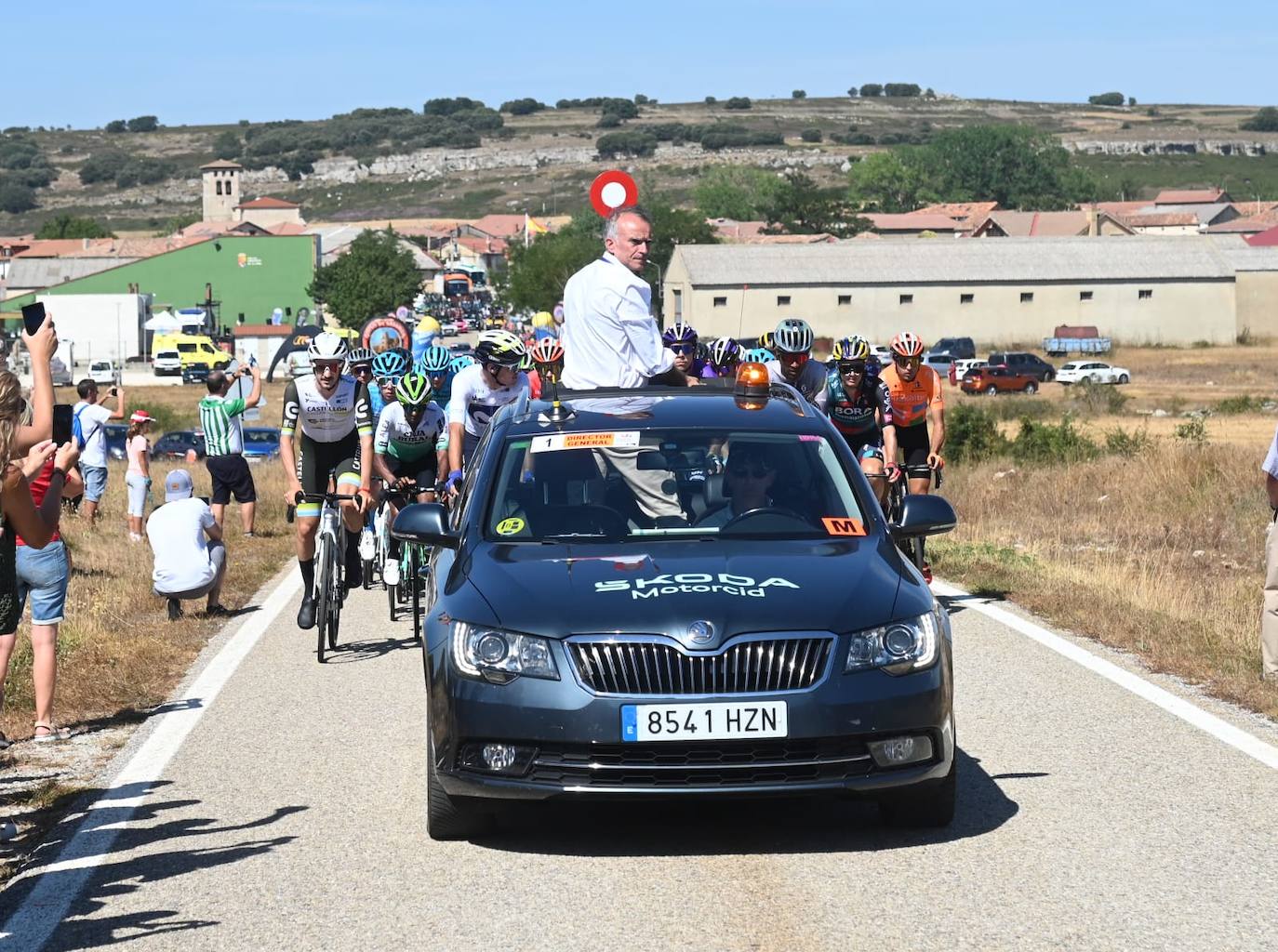 Roglic impone su velocidad en el esprint final para llevarse la tercera etapa