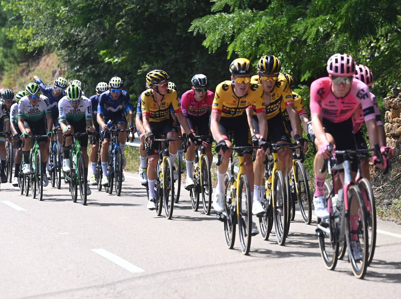 Roglic impone su velocidad en el esprint final para llevarse la tercera etapa