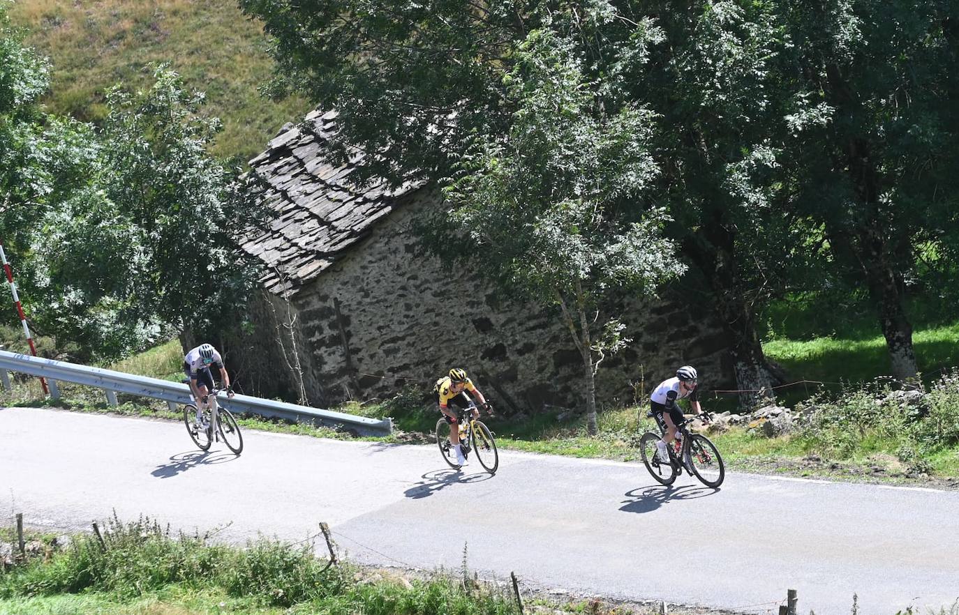 Roglic impone su velocidad en el esprint final para llevarse la tercera etapa