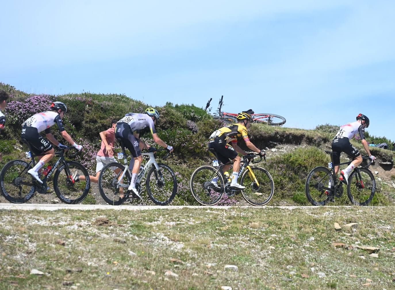 Roglic impone su velocidad en el esprint final para llevarse la tercera etapa