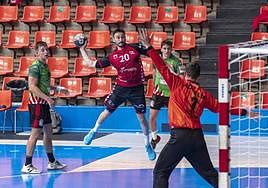 Jugada de ataque de Toni Alegre, jugador del UBU San Pablo Burgos.