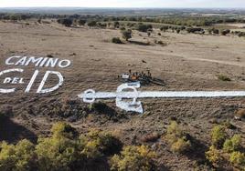 Vista aérea del dibujo de grandes dimensiones con el nombre del Camino del Cid en la provincia de Burgos.