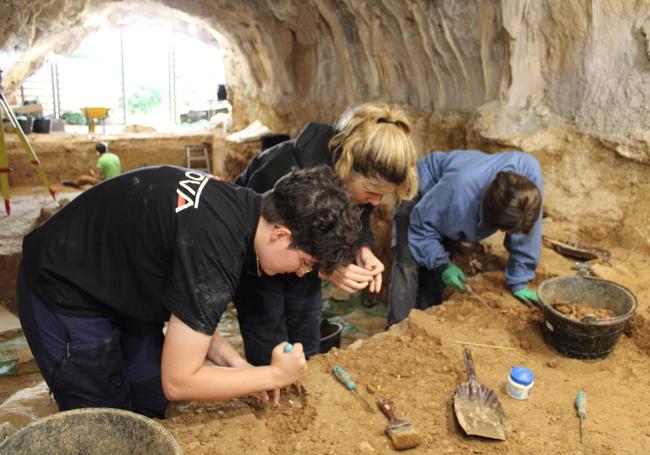 Excavación del nivel 4 de la cueva de Prado Vargas.