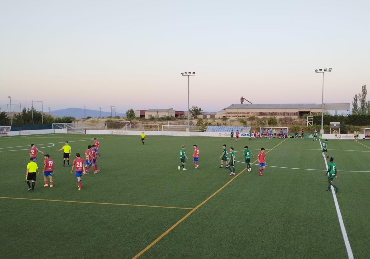 Un instante del partido entre el Burgos CF y el CD Numancia.