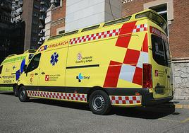 Una ambulancia por una de las calles de la localidad burgalesa de Quintanilla del Rebollar.