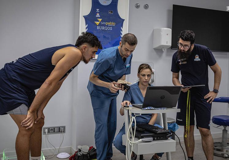 Imagen principal - Los jugadores durante el reconocimiento médico.