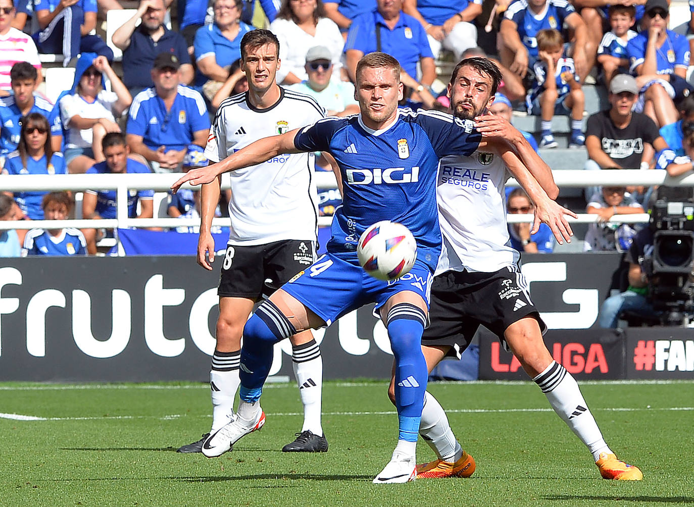 El Burgos CF cosecha su primera victoria de la temporada ante el Real Oviedo