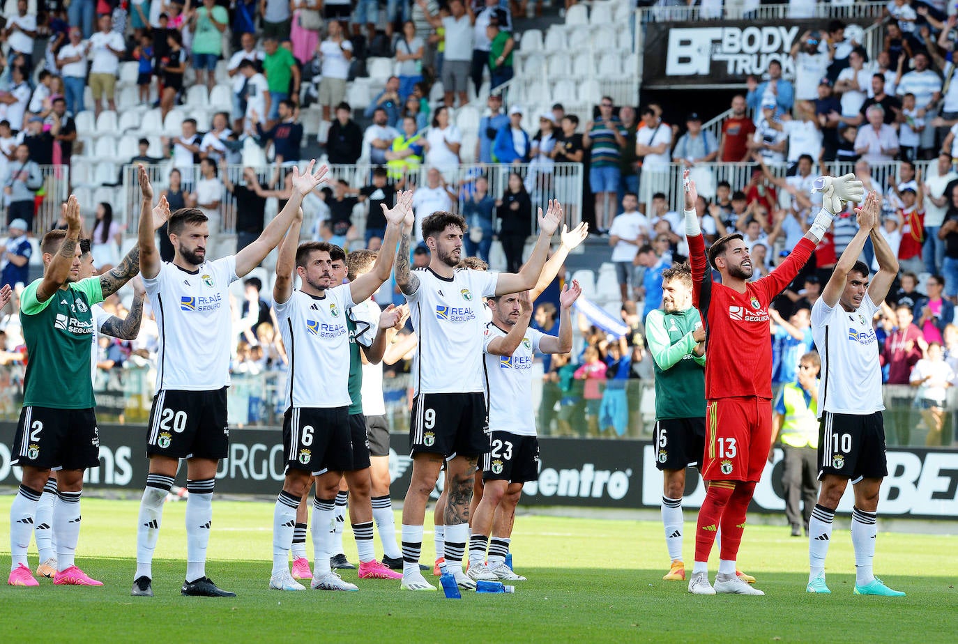 El Burgos CF cosecha su primera victoria de la temporada ante el Real Oviedo