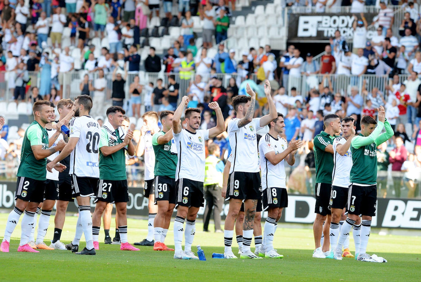 El Burgos CF cosecha su primera victoria de la temporada ante el Real Oviedo