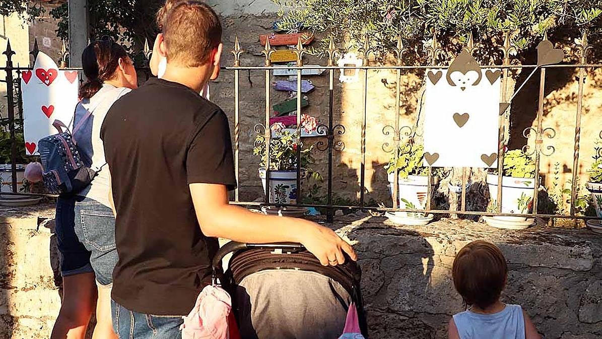 Adultos y niños disfrutan con los adornos de cuento de Olmillos de Sasamón.