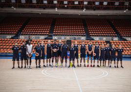 La plantilla del San Pablo Burgos, en su primer día de entrenamiento, junto a los técnicos.