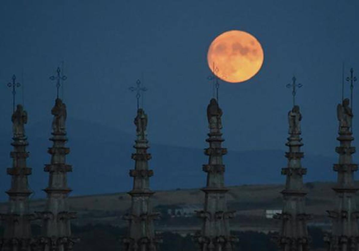 La Luna llena sale tras la Catedral de Burgos.