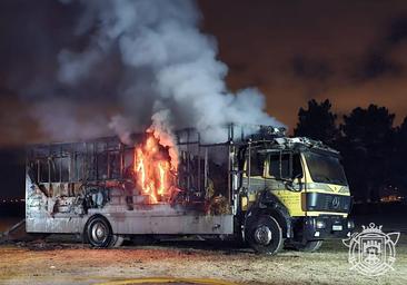 El incendio de un camión de pacas de paja activa todas las alarmas en Cortes