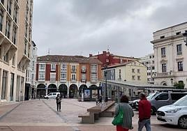 Gente paseando por el centro de Burgos