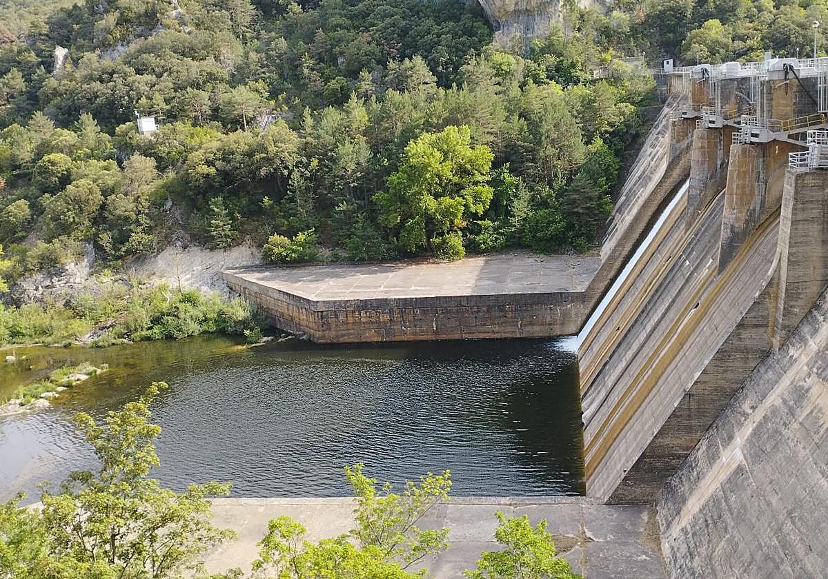 Embalse del Sobrón en la cuenca del Ebro