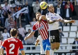 Mumo despeja de cabeza un balón durante uno de los partidos ante el Sporting de la pasada temporada.