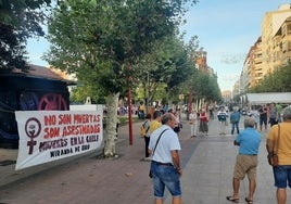 Un nutrido grupo de personas se congregó en repulsa de la violencia machista