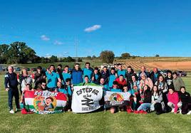 Vecinos de Estépar, reunidos en torno a las fiestas.