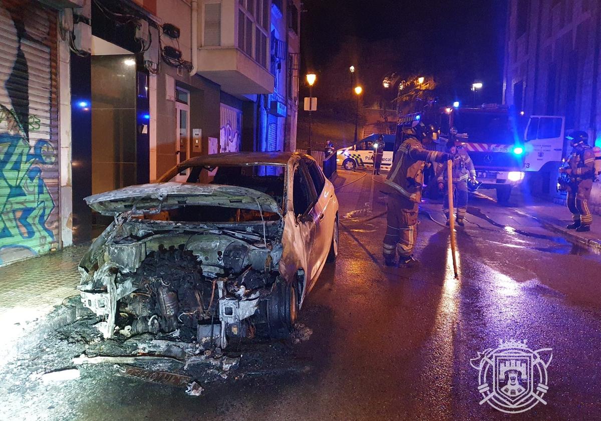 El coche ha quedado totalmente destrozado.