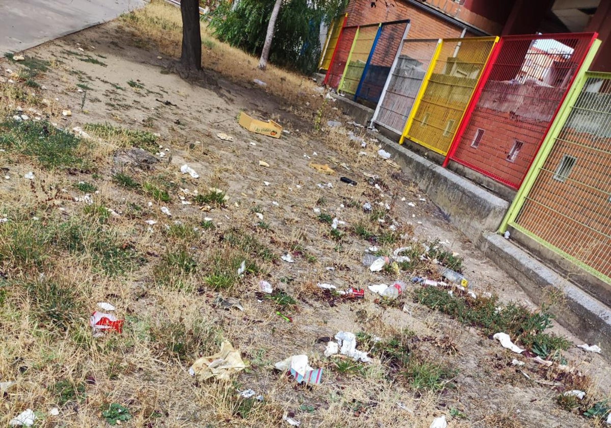 El patio del CEIP Anduva se enfrenta a un problema de limpieza