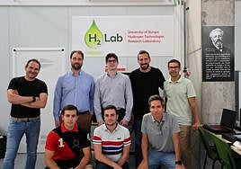 Los invistagores en su visita al Laboratorio de Tecnologías del Hidrógeno.