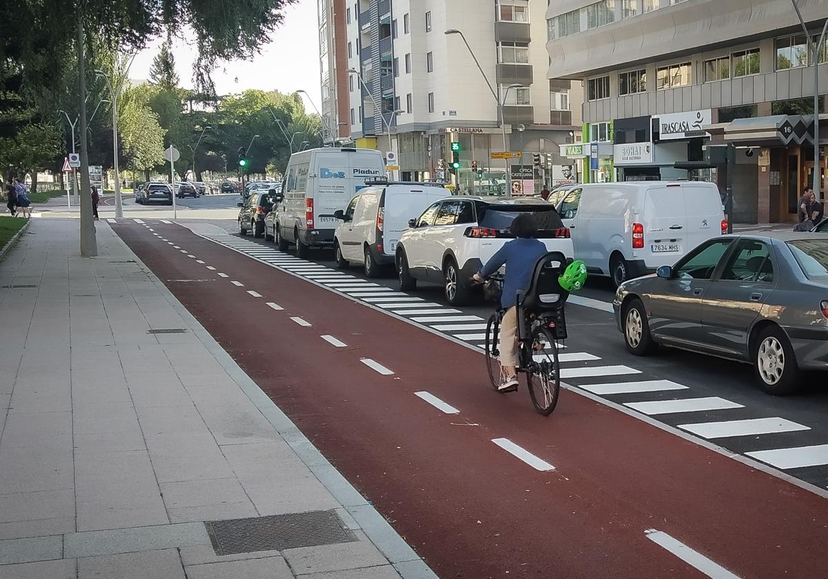 El nuevo carril bici de Reyes Católicos ya está operativo.